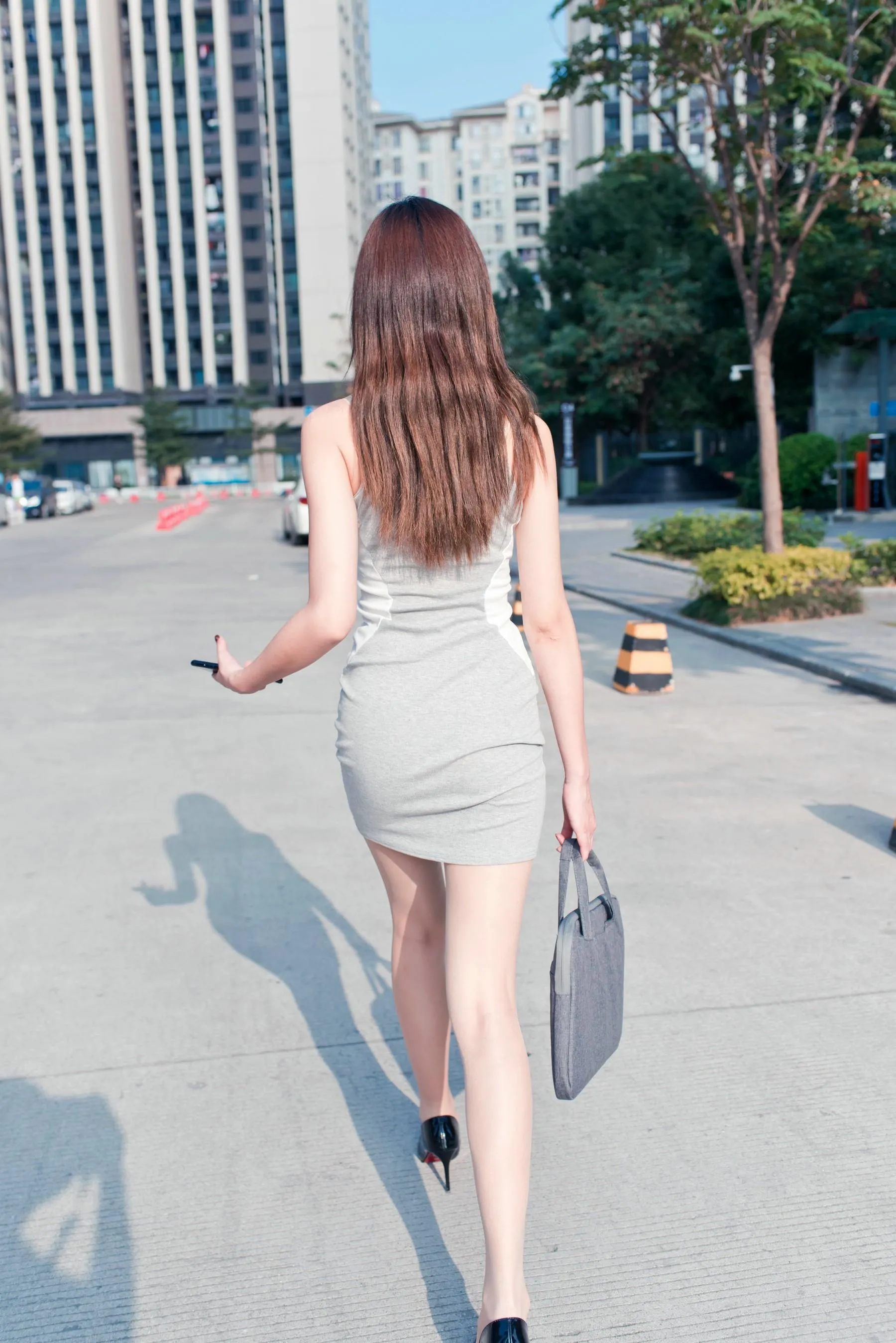[魔镜街拍] NO.111 午后休闲的包臀灰裙极品薄丝OL美女婷婷 [432P]插图4